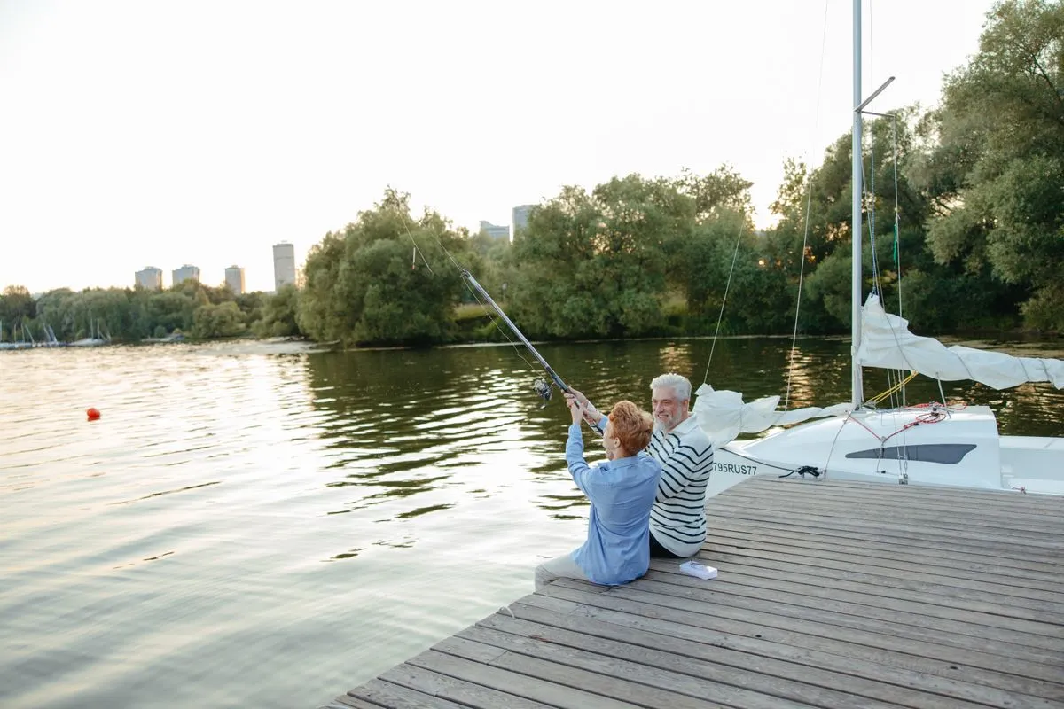 Pescar cu lansetă într-o barcă pe un canal liniștit din Delta Dunării