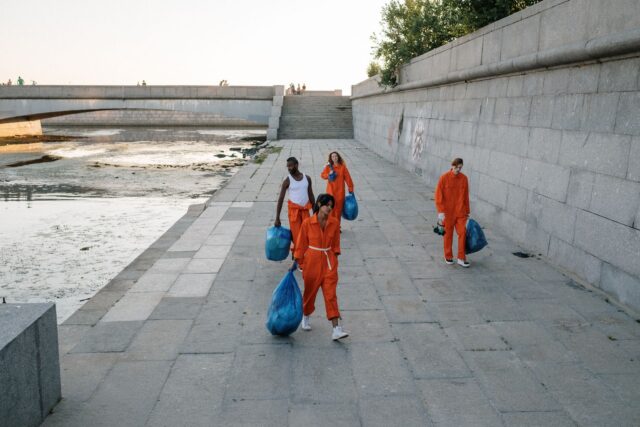 Bărci acostate la pontonul unei pensiuni de pe malul apei, pregătite pentru transportul invitaților